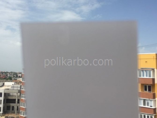 монолитный поликарбонат белого цвета в Керчи